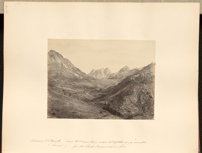 ホレブ山（シナイ）、「主が火の中に降られたので、山はすべて煙の上にあった」。 作： Francis Frith