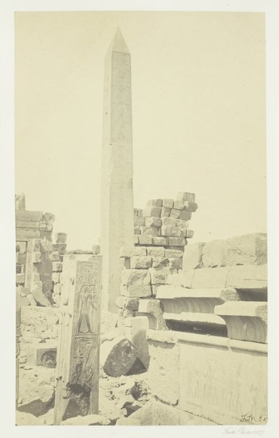 オベリスクと花崗岩のロータス コラム、カルナック、1857 年。 作： Francis Frith