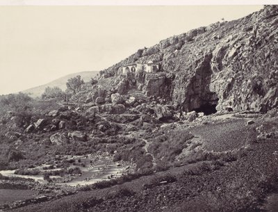 バニアスの近くの洞窟から流れるヨルダンの主な源、... のサイトの近く。 1857年。 作： Francis Frith