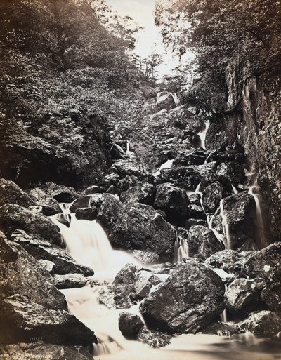 イギリスのダーウェントウォーター近くの川の風景。 作： Francis Frith
