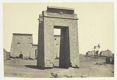 彫刻が施されたゲートウェイ、カルナック、1857 年。 作： Francis Frith