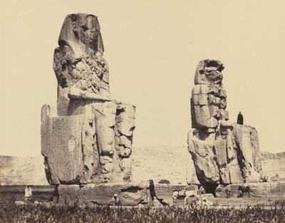 平原の彫像、テーベ、1858年（写真） 作： Francis Frith