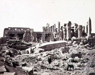 南東から見たエル・カルナック神殿、1856-59年頃（セピア色の写真 作： Francis Frith