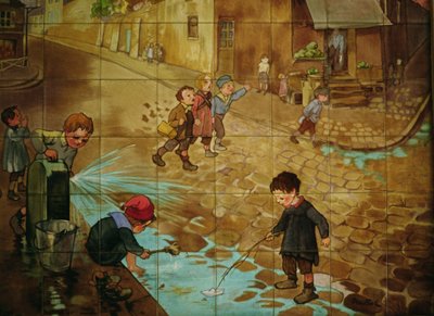 街で遊ぶ子供たちを描いたタイル（釉陶器） 作： Francisque Poulbot