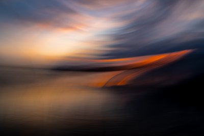 鮮やかな夕焼けのモーションブラー 作： Franco Tessarolo