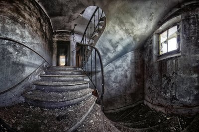 廃墟となった螺旋階段 作： Francois Casanova
