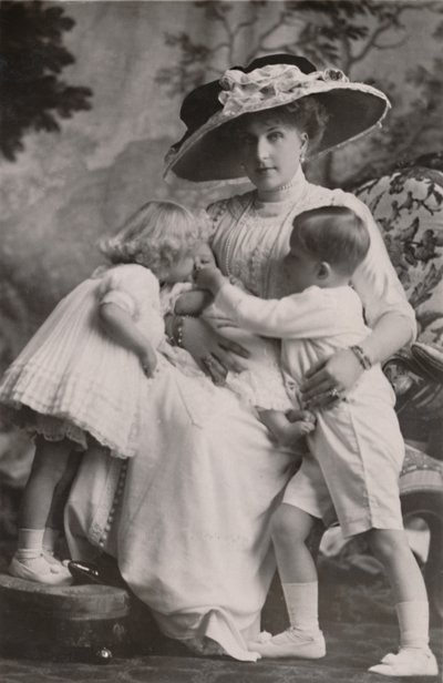 スペインのヴィクトリア女王とアルフォンソ王子、マリア・クリスティーナ王女、ベアトリス王女、1911年。 作： Frank Arthur Swaine