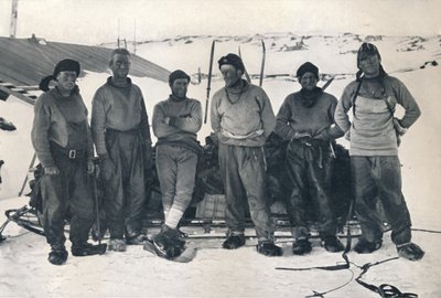 リュート。 1912年11月7日、1913年11月7日、ケープエヴァンスに戻るキャンベルパーティー 作： Frank Debenham