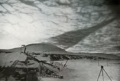 雲上のエレバス山の影、1913年9月、1913年 作： Frank Debenham