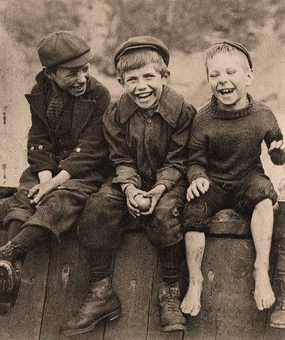 3人のハッピーボーイ、1889年 作： Frank Meadow Sutcliffe