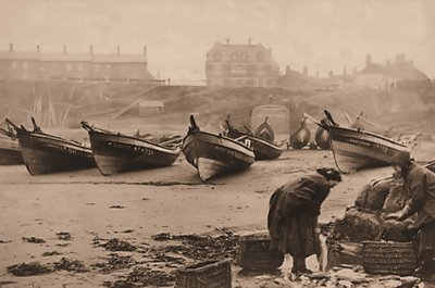 漁船から籠に魚を積み込む女性たち（ウィットビー港 作： Frank Meadow Sutcliffe