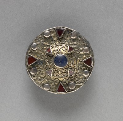 中央ボス付きフィリグリーディスクブローチ、600年代後半 作： Frankish School