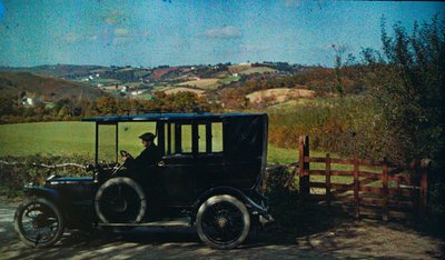 1916年頃の初期のカラー・オートクローム。車に乗った男性、おそらくイギリスの写真家、... 作： Franklin Price Knott