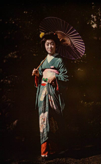 日傘をさし着物を着た日本人女性、初期のカラーオートクローム、1916年頃（写真） 作： Franklin Price Knott