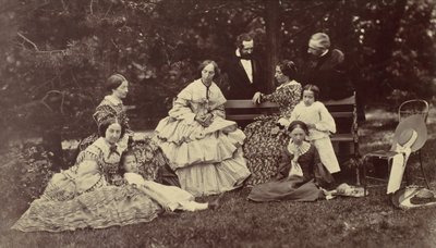 [庭にいる 4 人の女性、2 人の男性、3 人の子供のグループ ポートレート]、1850 年代から 60 年代。 作： Franz Antoine