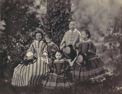 [縞模様のドレスを着た女性と 4 人の少女]、1850 年代から 60 年代。 作： Franz Antoine
