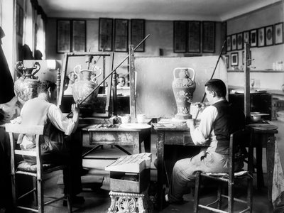 1937年、フィレンツェ近郊のドッチャにあるジノリ工場のデコレーター（ガラス板） 作： Fratelli Alinari Fratelli Alinari