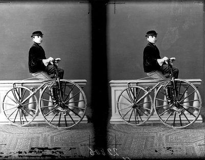 自転車に乗った少年の肖像画、フィレンツェ、1875-76年（ガラス板） 作： Fratelli Alinari Fratelli Alinari