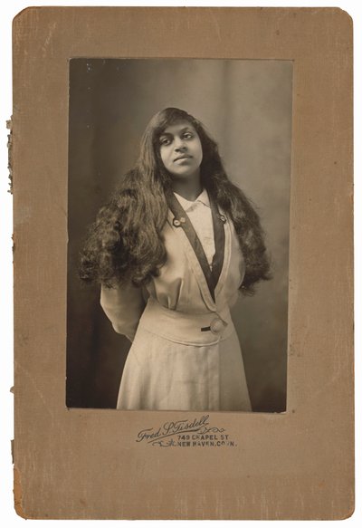 女性の肖像,c.1910年（写真） 作： フレッド・S・ティスデル