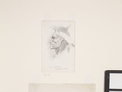 インディアンの頭、年代不明（白い紙に鉛筆） 作： Frederic Remington