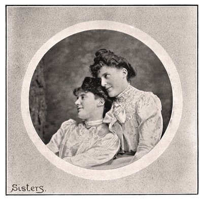 「シスターズ」、1901年。 作： Frederick Downer and Sons