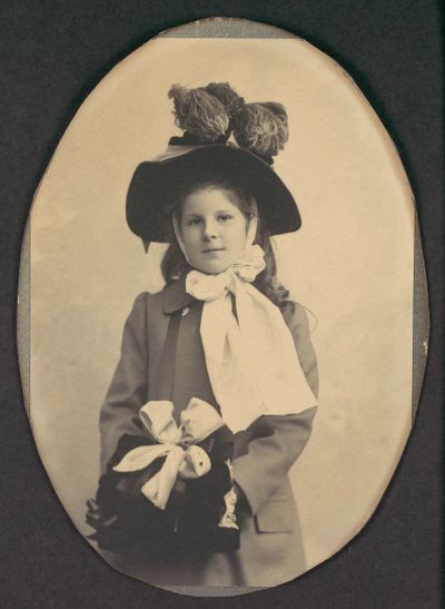 [帽子とマフを持ったウォーキング コスチュームの少女]、1890 年代。 作： Frederick Gutekunst