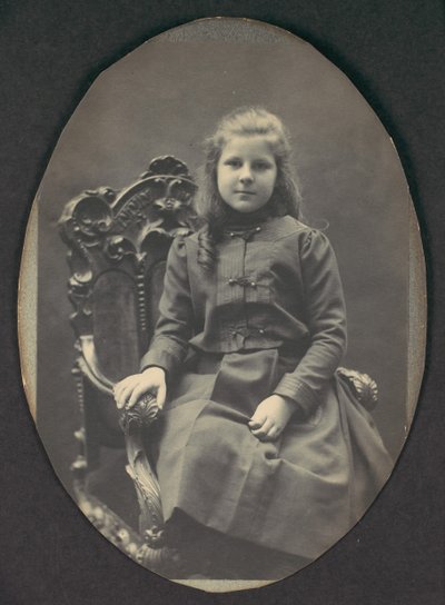 [リングレットを持つ少女、座っている、4 分の 3 の長さ]、1890 年代。 作： Frederick Gutekunst