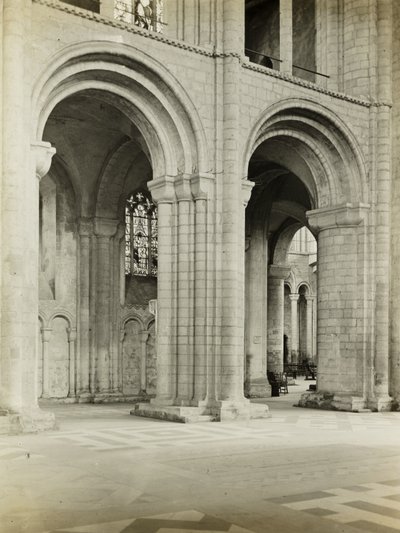 イーリー大聖堂身廊アーチ 作： Frederick H. Evans