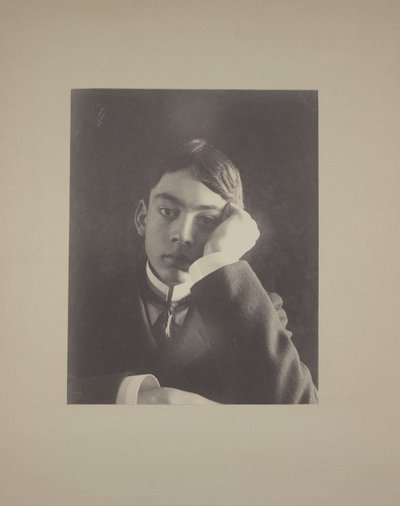 顔を手にしてスーツを着た少年、1896年頃 作： Frederick Holland Day