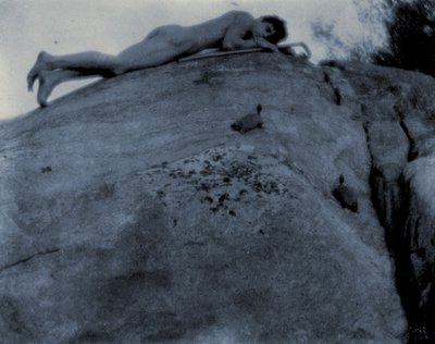 亀と羊飼いの杖を持つ岩の上で裸の若い男、c.1906（cyanotype） 作： Frederick Holland Day