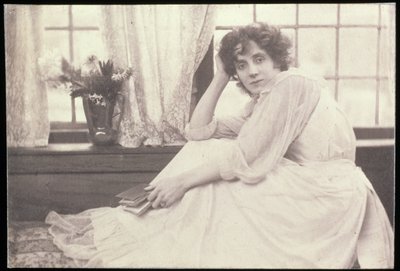 ベアトリス・ステラ・タナーの肖像写真（1865-1940）フレデリック・ホリアーによるパトリック・キャンベル夫人（1837-1933） 作： Frederick Hollyer