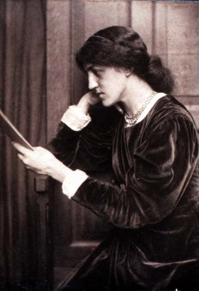 フレデリック・ホリアー（1837-1933）によるジェーン・モリスの娘、メイ・モリス（1862-1938）のポートレート写真 作： Frederick Hollyer
