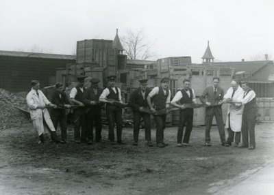 20フィートの長さのPythonは、1924年にロンドン動物園の動物学協会のスタッフ11人のメンバーによって運ばれました。 作： Frederick William Bond