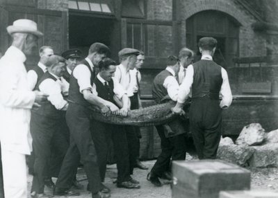 1924年にロンドン動物園でピーターチャーマーズミッチェル卿が見守るアリゲーターを運ぶ男性のチーム 作： Frederick William Bond