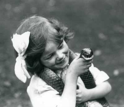 イースタンインディゴヘビを持つ少女、ベティ、ロンドン動物園、1924年 作： Frederick William Bond