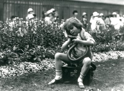 1924年にロンドン動物園で革のトランクに座りながら、イースタンインディゴヘビを持つ少女ベティ 作： Frederick William Bond