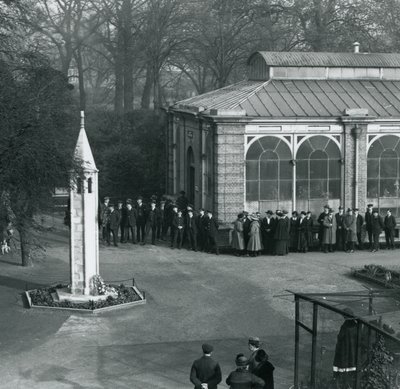 1923年11月11日、ロンドン動物園の戦争記念館での休戦の日 作： Frederick William Bond
