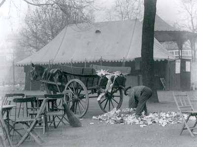 1924年、ロンドン動物園の銀行休業日の後片付け（モノクロ写真 作： Frederick William Bond