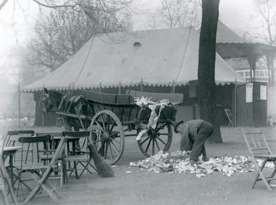 1924年のロンドン動物園での銀行休業後の片付け 作： Frederick William Bond