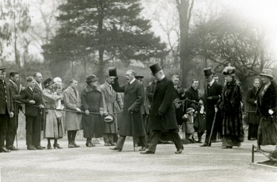 1924年4月に正式に水族館をオープンするためにロンドン動物園を訪問中に、ジョージV世は彼の側近の前で群衆に帽子を上げました。 作： Frederick William Bond