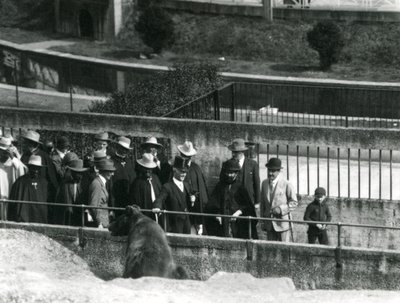 ピーターチャーマーズミッチェル卿、エチオピアのリージェントハイルセラシーとその側近とともに、1924年にロンドン動物園のマッピンテラスでヒグマを見た 作： Frederick William Bond
