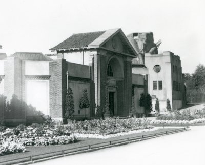 1928年、ロンドン動物園の爬虫類館。入口の小道には花壇が設けられている（モノクロ写真 作： Frederick William Bond