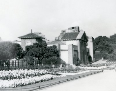 1928年のロンドン動物園の爬虫類館、入り口の小道に沿って正式な花壇がある（ロンドン動物園 作： Frederick William Bond