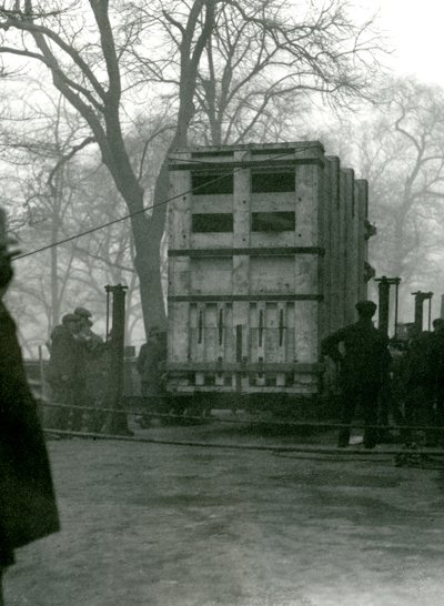 ロンドン動物園、木製の箱での女性のアジアゾウルキの輸送、1923年 作： Frederick William Bond