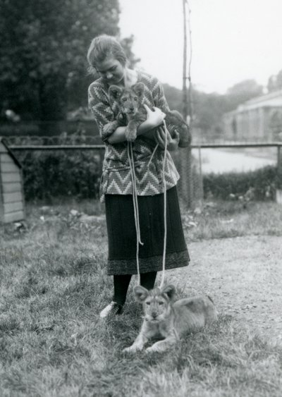 1925年8月にロンドン動物園で若い女性と2頭のライオンの子 作： Frederick William Bond