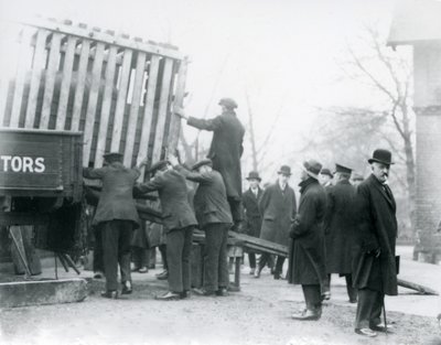 新入荷のインドサイの荷降ろし（ロンドン動物園 作： Frederick William Bond