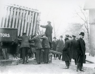 新しく到着したインディアンサイの荷降ろし、ロンドン動物園、1924 作： Frederick William Bond