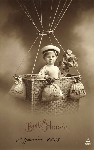 1913年賀状。風船を昇る少年が登場し、バラストとして大金が使われています。 作： French Photographer