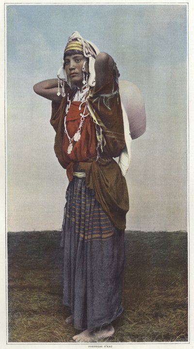 チュニジアの女性の水キャリア 作： French Photographer