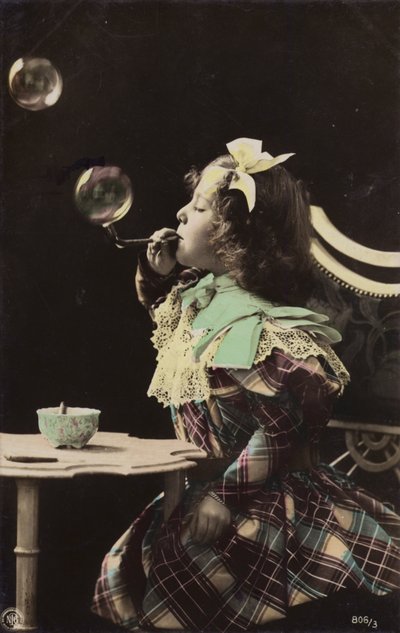 パイプから泡を吹く少女（色付き写真） 作： French Photographer